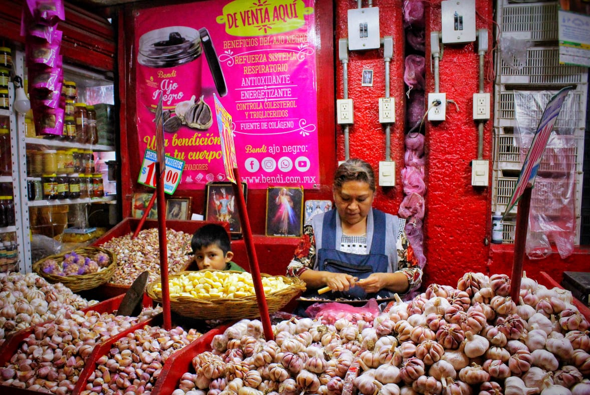 Mujer vendedora de ajos. Foto: Brenda Martínez 